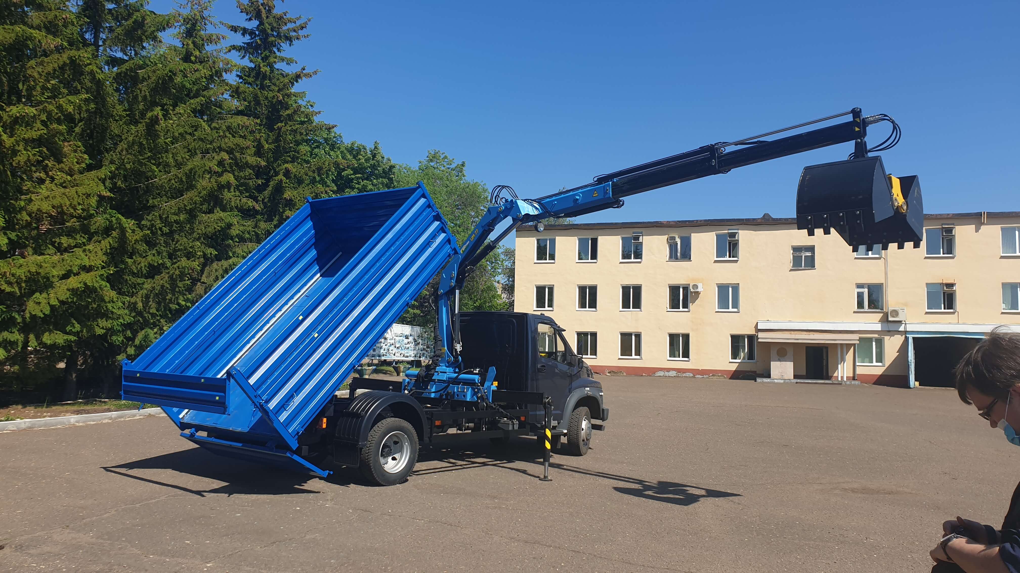 Автомобиль-самосвал с гидравлическим краном-манипулятором на базе ГАЗель Next